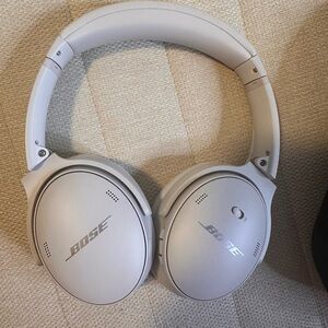 Bose Quiet Comfort 45 Noise-Cancelling Headphones in White